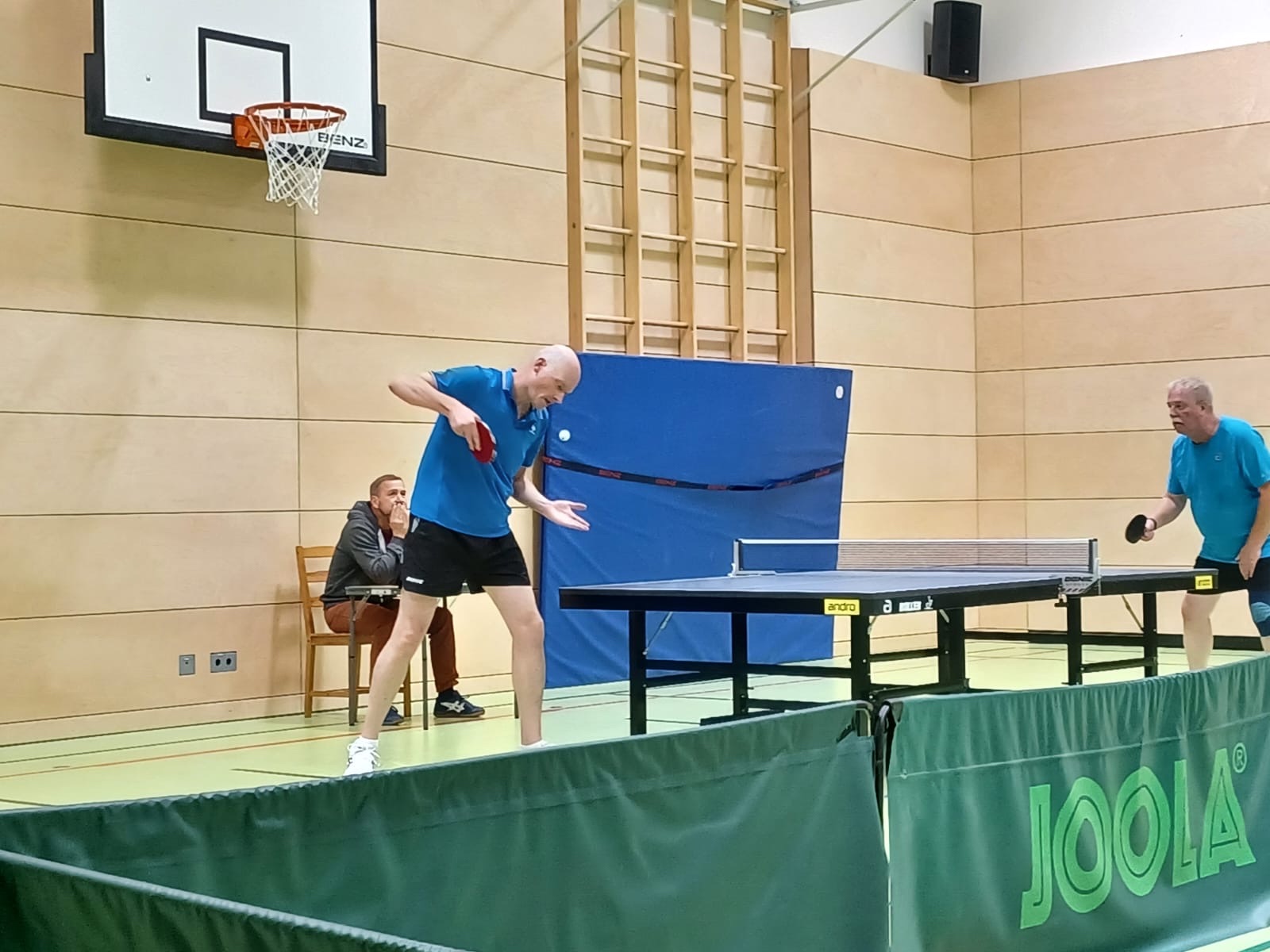 Aufschlag im Tischtennisspiel