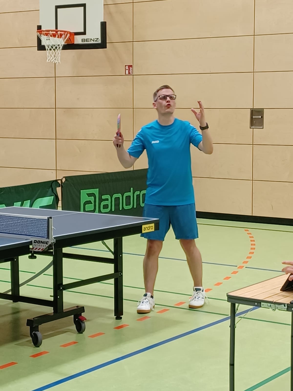 Spieler fragt mit den Händen nach der Lösung