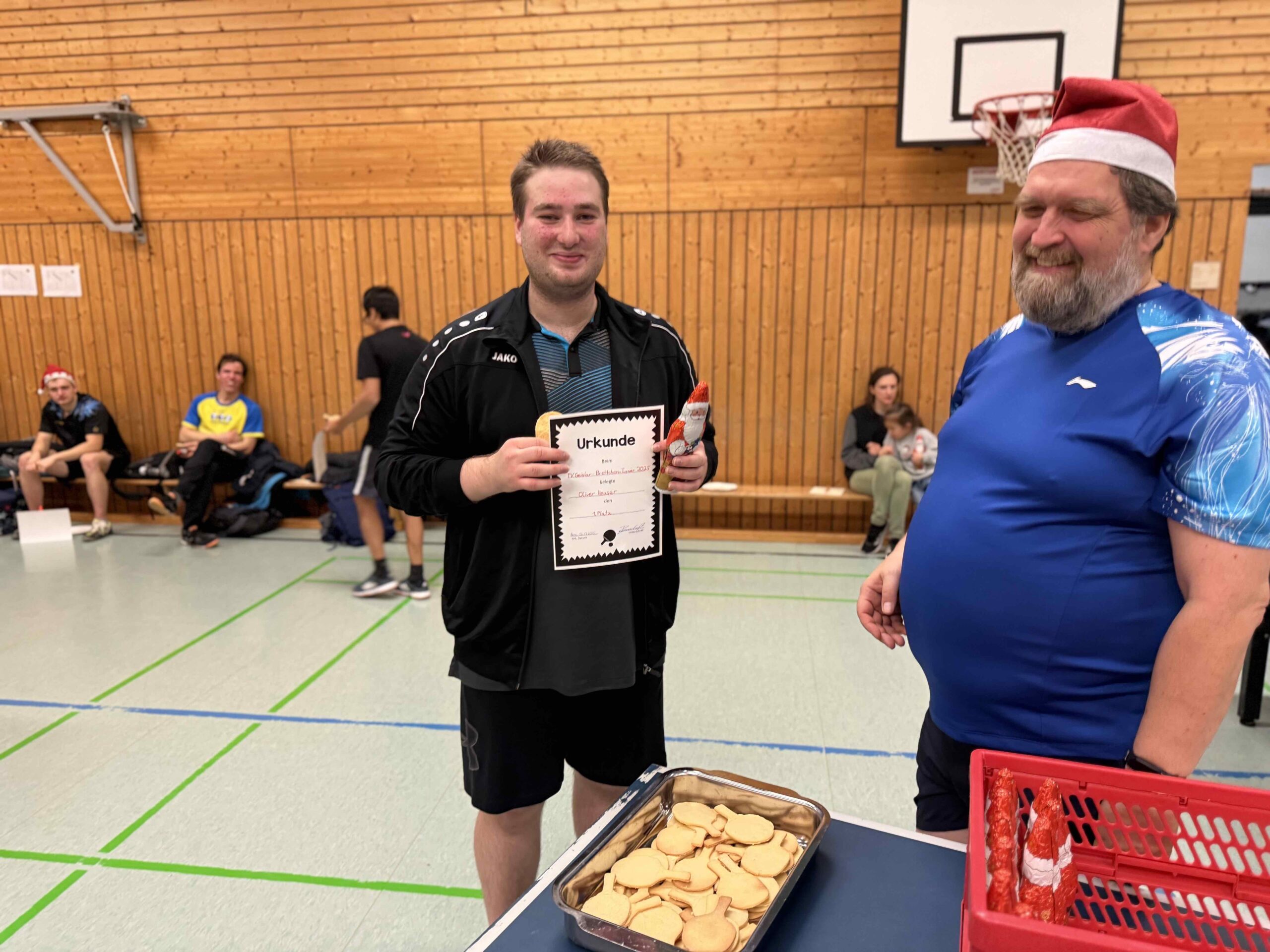 Sieger des Tuniers mit Urkunde