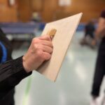 Tischtennisbrettchen, das an eine Maurerkelle erinnert