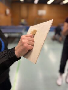 Maurerkelle als Tischtennisbrettchen