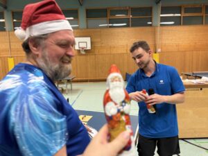 Schokoweihnachtsmänner werden ausgegeben